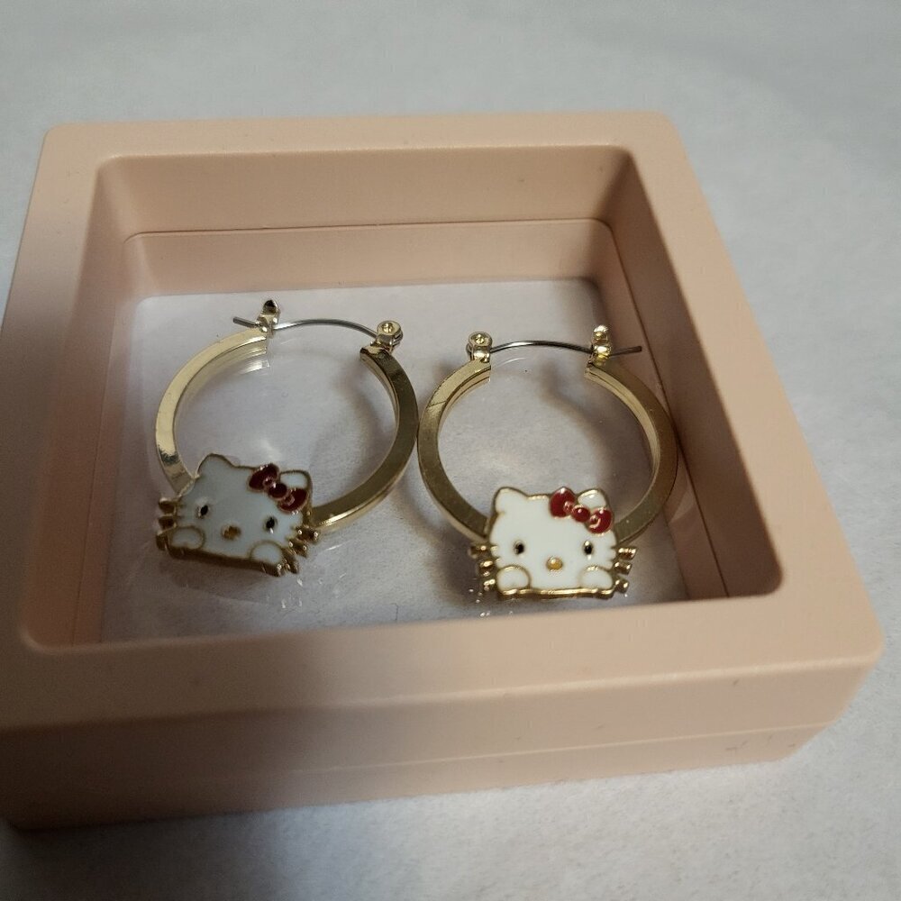 NWT HELLO KITTY FASHION GOLD TONE EARRINGS - Picture 2 of 5